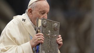 البابا فرنسيس يقبل الكتاب المقدس أثناء احتفاله بقداس القديسة مريم في بداية العام الجديد، في كتدرائية القديس بطرس بالفاتيكان 1 يناير 2022.