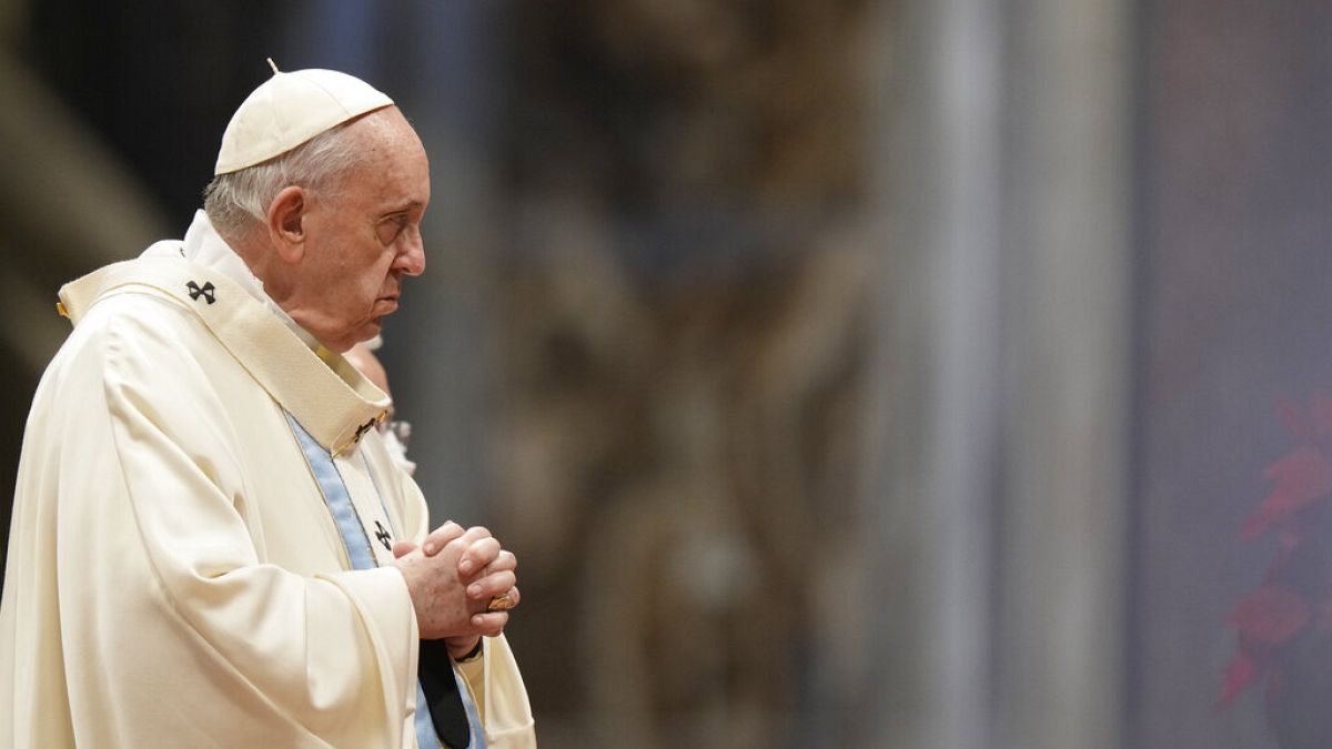 Papa diz "basta" à violência contra as mulheres