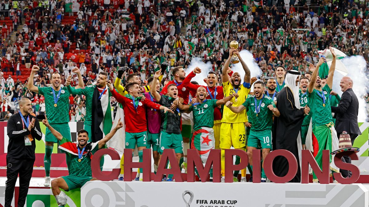 لاعبو منتخب الجزائر يحتفلون بفوزهم بنهائي كأس العرب 2021 على ملعب البيت في مدينة الخور القطرية يوم 18 ديسمبر 2021.