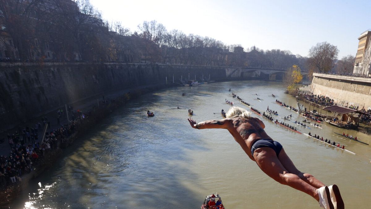 Маурицио прыгает с моста в Риме. 