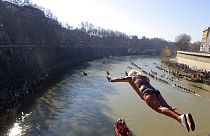 Маурицио прыгает с моста в Риме.