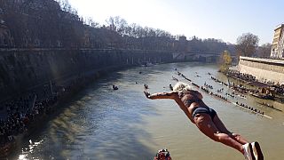 "Mister Ok" Maurizio Palmulli si tuffa nel Tevere da Ponte Cavour, Roma