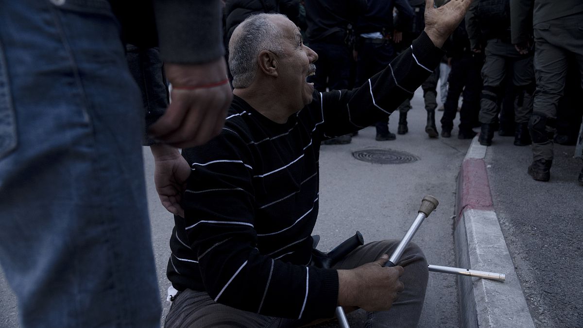 بدون تعليق: الشرطة الإسرائيلية تشتبك مع المتظاهرين في حي الشيخ جراح