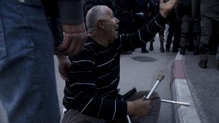 Участник акции протеста против снова домов палестинцев