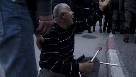 Israeli police scuffle with protesters in Sheikh Jarrah
