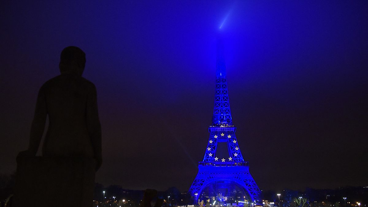 Эйфелева башня освещена в синий цвет в честь председательства в ЕС