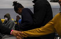 Migranti: sbarcati a Pozzallo i 440 della Sea Watch 3
