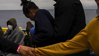 Migrantes do "Sea Watch" desembarcam na Sicília