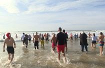 بدون تعليق: برتغاليون يتخلصون من "الطاقة السلبية" بالسباحة في البحر في أول أيام السنة الجديدة
