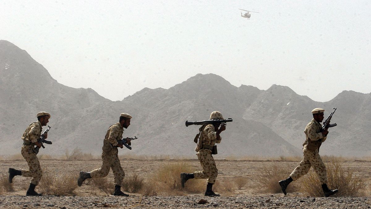 جنود إيرانيون يشاركون في مناورات عسكرية في مقاطعة سيستان - بلوشستان قرب من الحدود الباكستانية. 2006/08/19