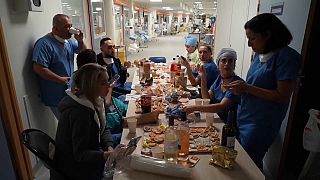 Varios enfermeros descansan en el Hospital La Timone de Marsella durante la Nochevieja