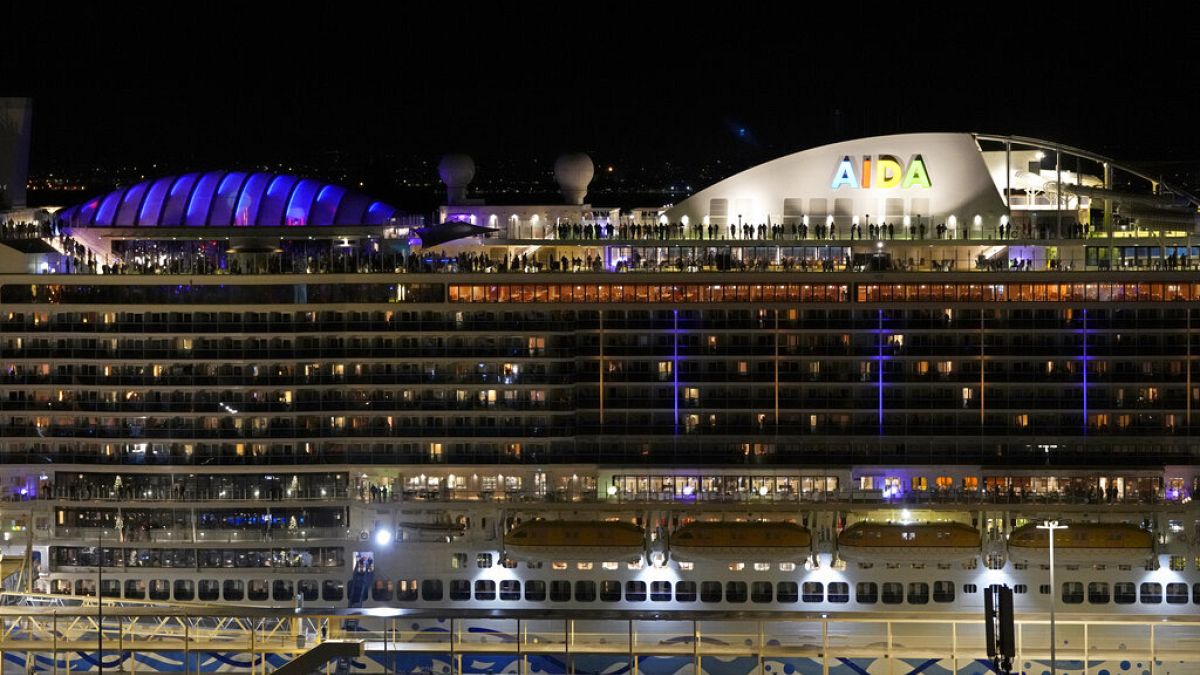 Die festsitzende Aida Nova im Hafen von Lissabon am 31.12.21 