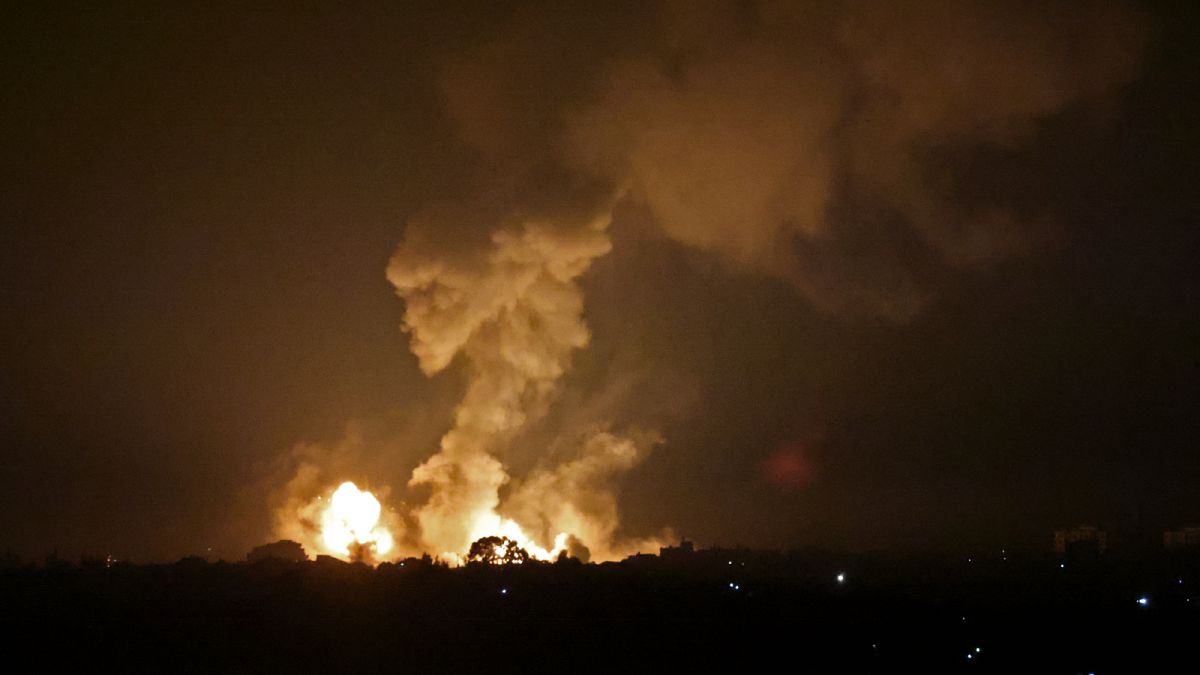 غارة جوية إسرائيلية على مواقع خان في خان يونس جنوب قطاع غزة.