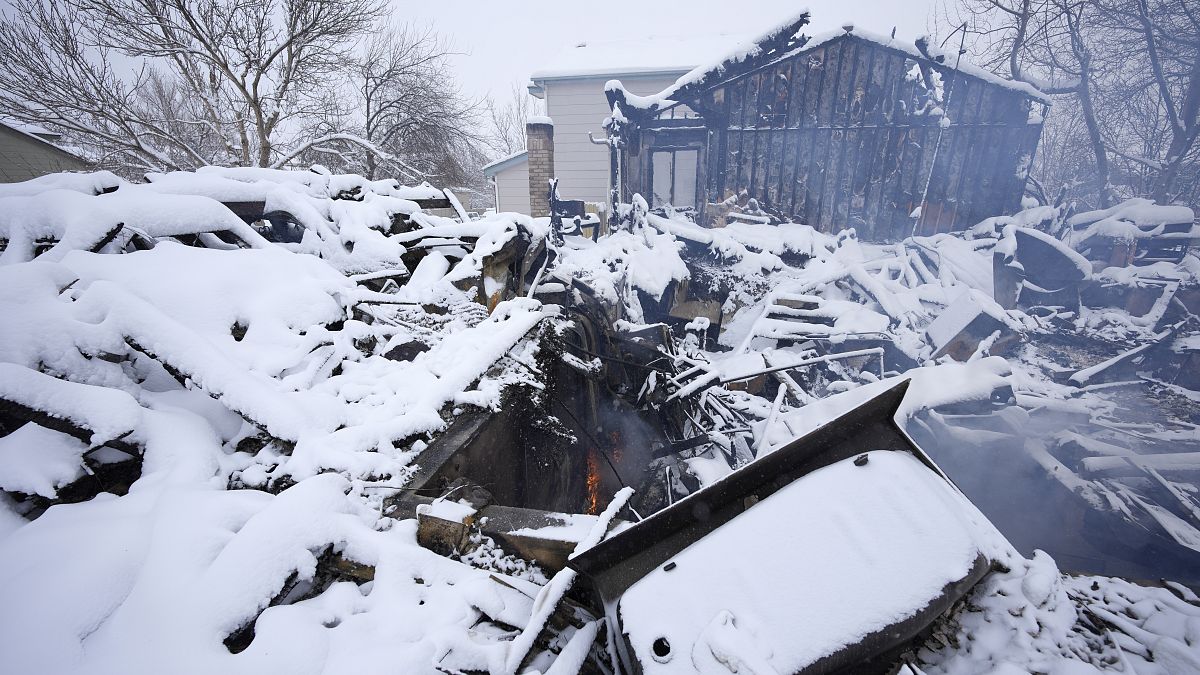 Desolação no Colorado: Neve cobre destroços de mil casas devastadas pelo fogo