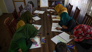 فصل رسم في ملجأ للنساء والفتيات الأفغانيات ضحايا العنف ضد المرأة في كابول.