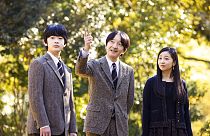 15 yaşındaki Prens Hisahito'nun (sol) gelecekte oğlu olmaması halinde ailede erkek varis kalmayacak