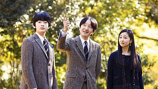 15 yaşındaki Prens Hisahito'nun (sol) gelecekte oğlu olmaması halinde ailede erkek varis kalmayacak