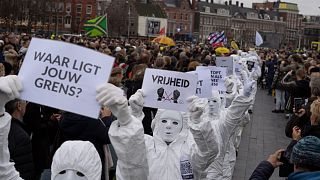 لافتة كتب عليها "فريهيد"- "الحرية" حيث تحدى آلاف الأشخاص الحظر الأحد للتجمع والاحتجاج على قيود الحكومة الهولندية بسبب فيروس كورونا. 