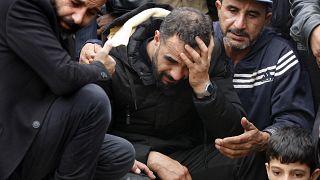 سوري ينعي زوجته وأطفاله الذين ماتوا أثناء نومهم بعد استنشاق دخانا جراء حرق الفحم لتدفئة غرفتهم، في قرية الوسطى اللبنانية. 2022/01/02