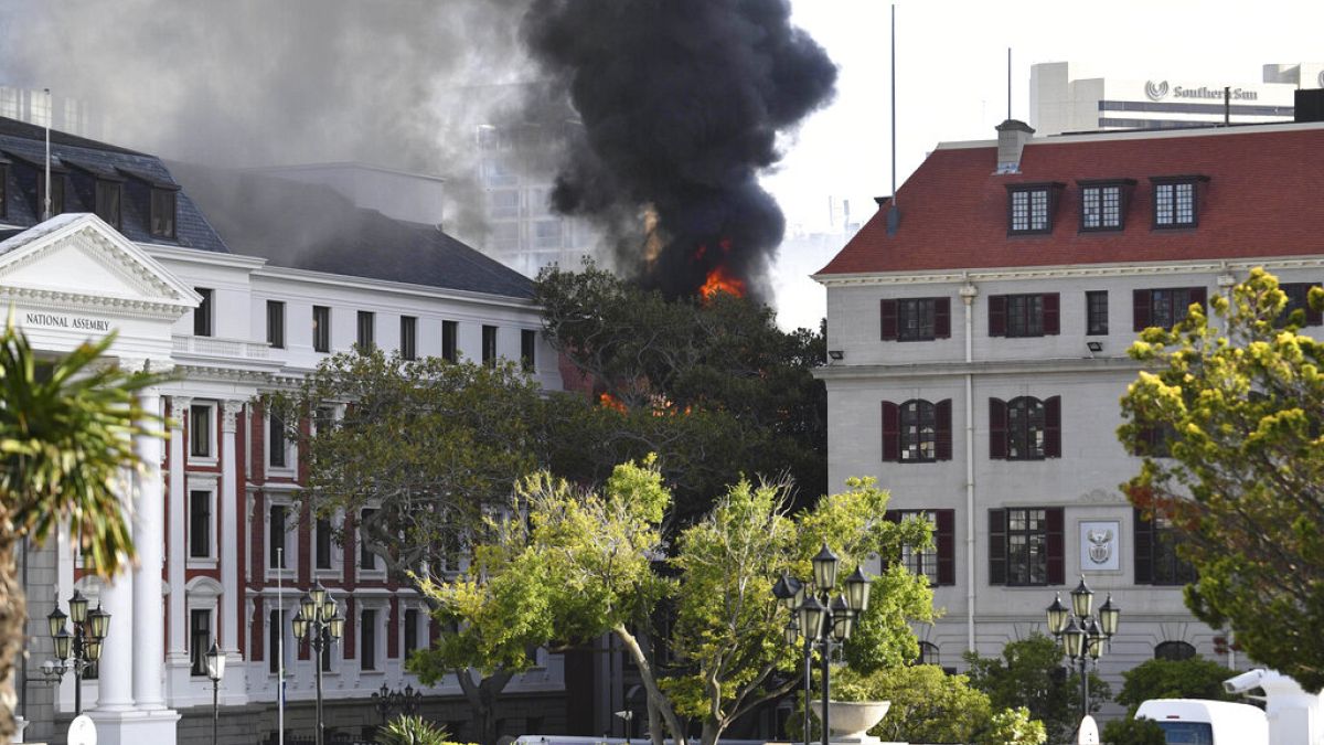 Incêndio no parlamento sul-africano