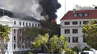 Südafrika: Großbrand richtet schwere Schäden im Parlament an