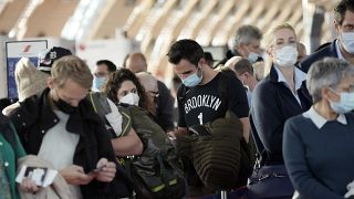ركاب ينتظرون الصعود على متن طائرة متوجهة إلى نيويورك في مطار شارل ديغول، شمال باريس. 2021/11/08