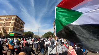 Könnygázzal oszlatták a tüntetőket Szudánban