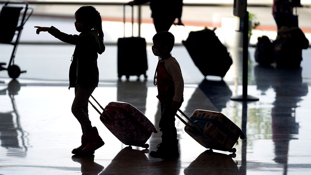 مسافرون صغار في مطار سالت لايك سيتي الدولي. 2021/12/30