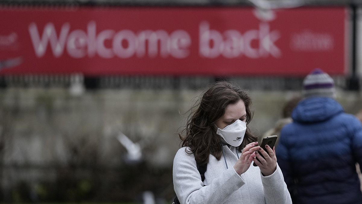 Ограничения возвращаются: женщина в маске на Трафальгарской площади, Лондон, 29 декабря 2021 г.