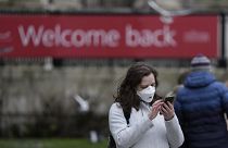 Женщина в маске на Трафальгарской площади в Лондоне