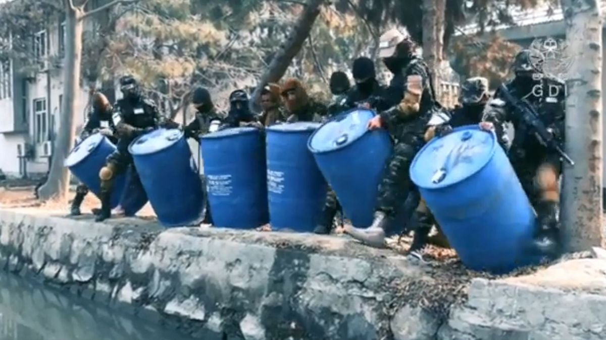 شاهد: عناصر استخبارات أفغان يتلفون 3 آلاف لتر من الكحول في قناة ماء في كابول