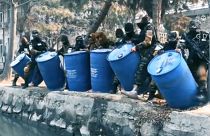 Proibizionismo afghano: distrutti a Kabul 3000 litri di liquore