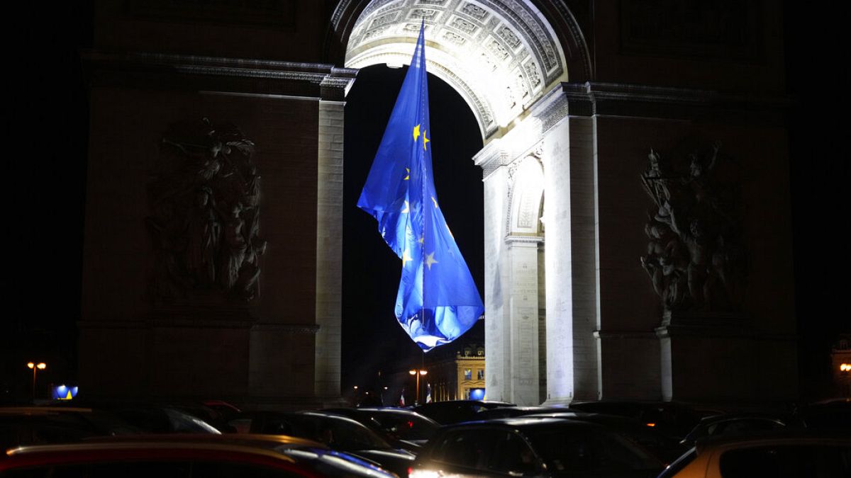 Umstrittene Europaflagge vor Pariser Triumphbogen