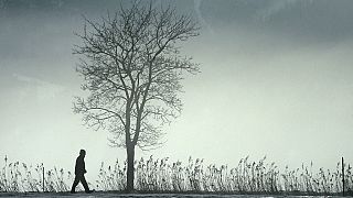 Ein Mann wandert durch die Winterlandschaft bei Ehrwald, 30. Dezember 2021.