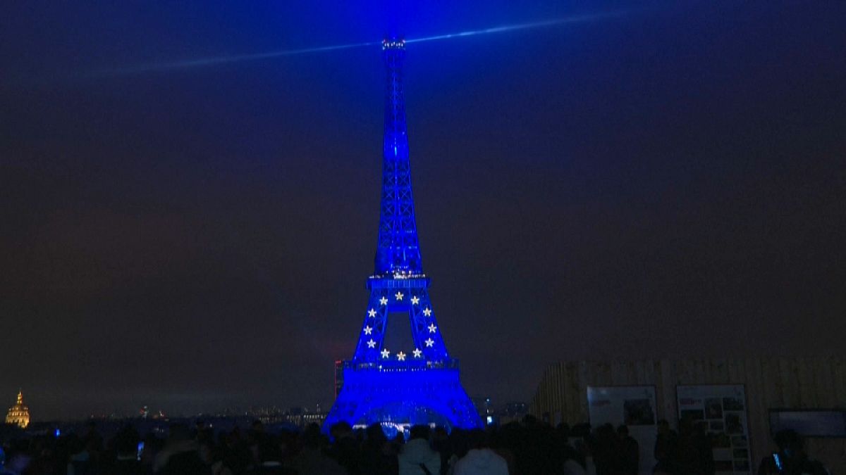 La Torre Eiffel iluminada con los colores de la bandera de la UE