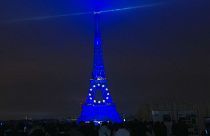 La Torre Eiffel iluminada con los colores de la bandera de la UE