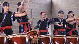 Beim Auftritt in einer Grundschule in Hobart lassen die Taiko-Tromler:innen es richtig krachen.