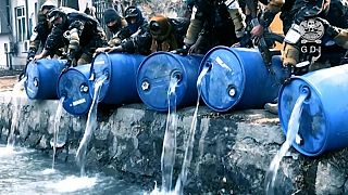 ماموران استخبارات طالبان ۳۰۰ لیتر نوشیدنی الکلی را در کانال آبی در کابل ریختند