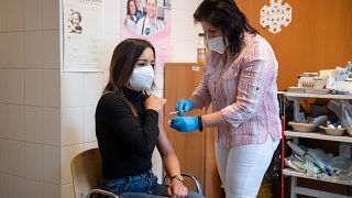 Beoltanak egy nőt a Pfizer-Comirnaty vakcina második adagjával Salgótarjánban