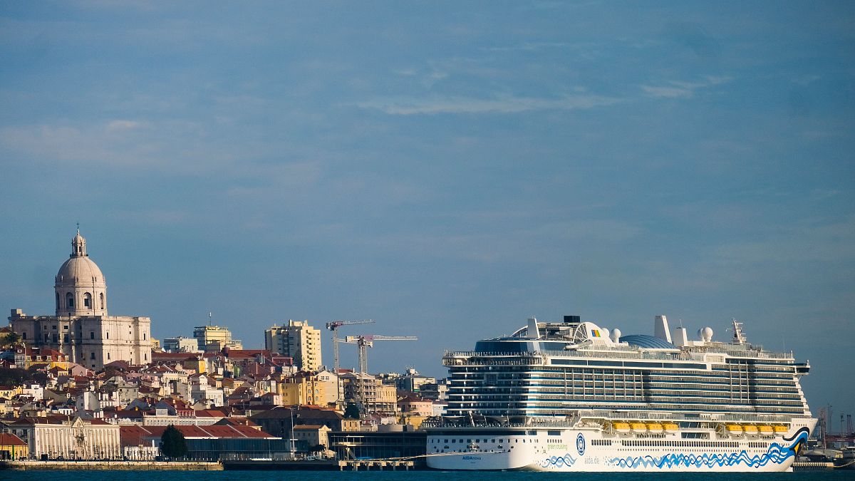 Navio de cruzeiros AIDAnova, atracado no porto de Lisboa, Portugal