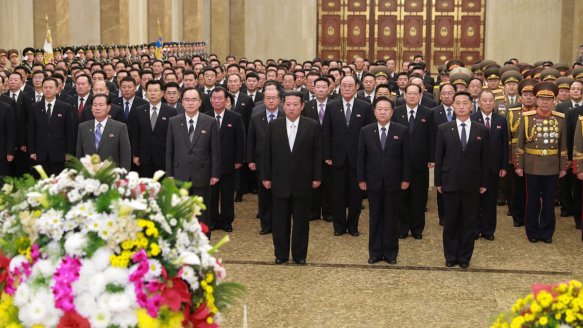 Kim Dzsongun és a felsővezetés felkeresi Kim Ir Szen és Kim Dzsong Il nyughelyét a phenjani Kumszuszan emlékpalotában újév napján 2022. január 1-jén.