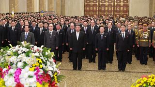 Kim Dzsongun és a felsővezetés felkeresi Kim Ir Szen és Kim Dzsong Il nyughelyét a phenjani Kumszuszan emlékpalotában újév napján 2022. január 1-jén.