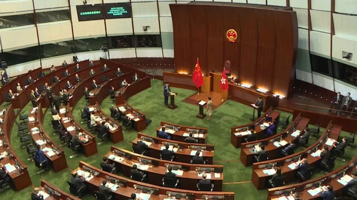 A hongkongi demokrácia vége: felesküdtek a kínai címerre az új képviselők