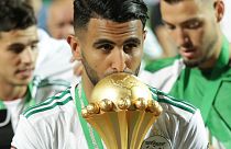 اللاعب الجزائري رياض محرز يقبل كأس إفريقيا للأمم  في ملعب القاهرة الدولي بالقاهرة- مصر 2019.