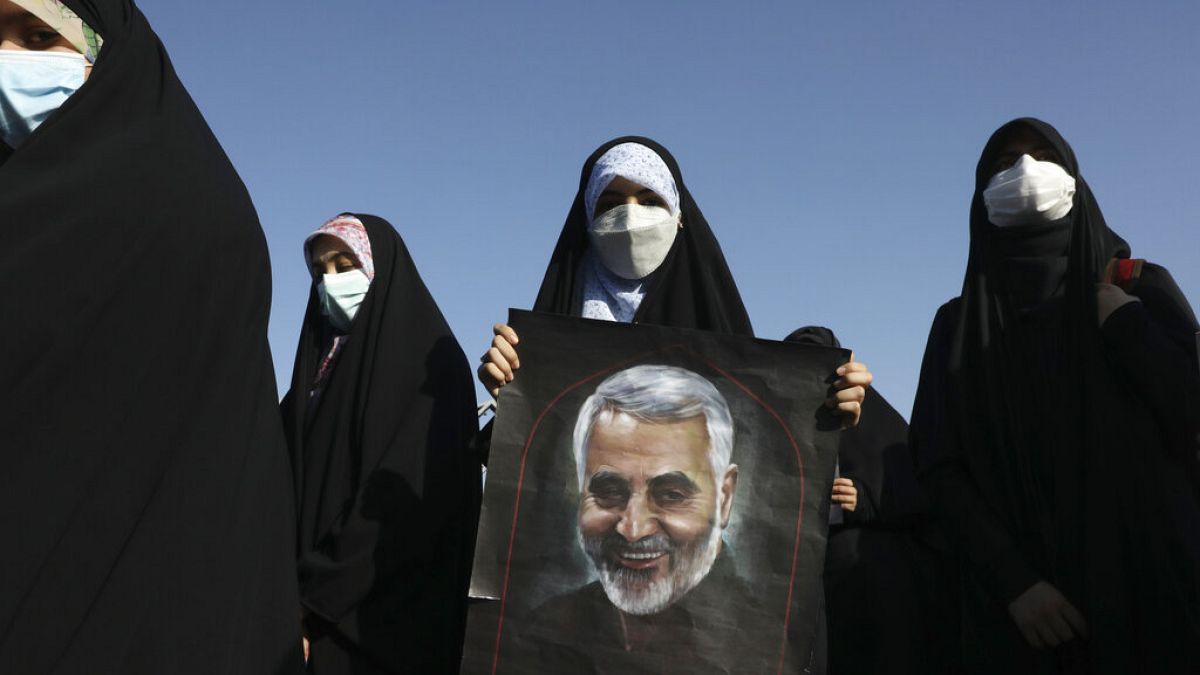 Manifestanti tengono in mano l'immagine di Soleimani durante una protesta, archivio
