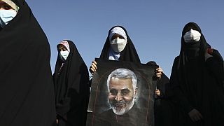 Manifestanti tengono in mano l'immagine di Soleimani durante una protesta, archivio