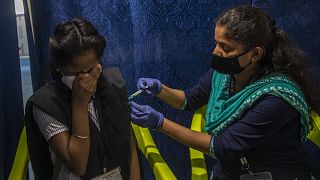 Augen zu und durch: Ein Mädchen in Mumbai wird geimpft