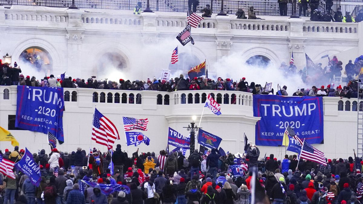 Στιγμιότυπο από τις ταραχές έξω από το Καπιτώλιο στην Ουάσινγκτον τον Ιανουάριο του 2021