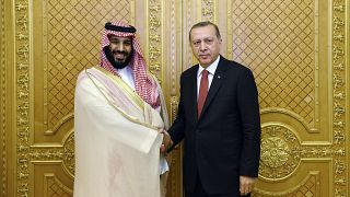  الرئيس التركي رجب طيب أردوغان يصافح الأمير السعودي محمد بن سلمان