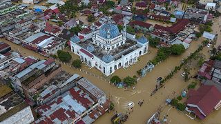 فيضانات تغمر شوارع أندونيسيا